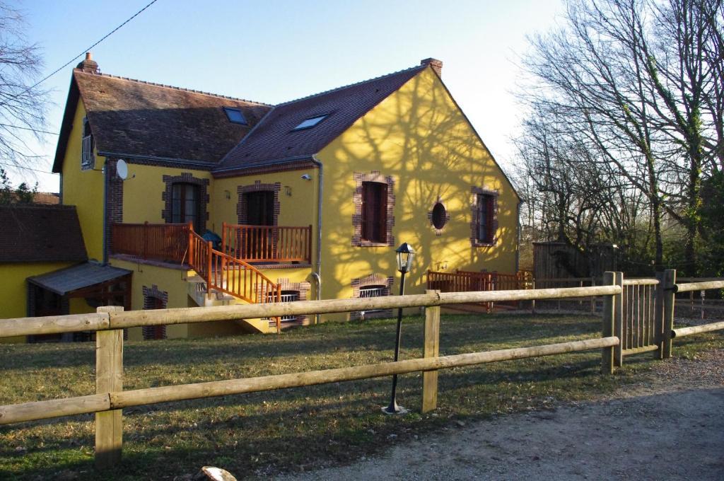 Logis-Hotel Restaurant Auberge Les Vallees Du Perche Vicheres Exterior photo